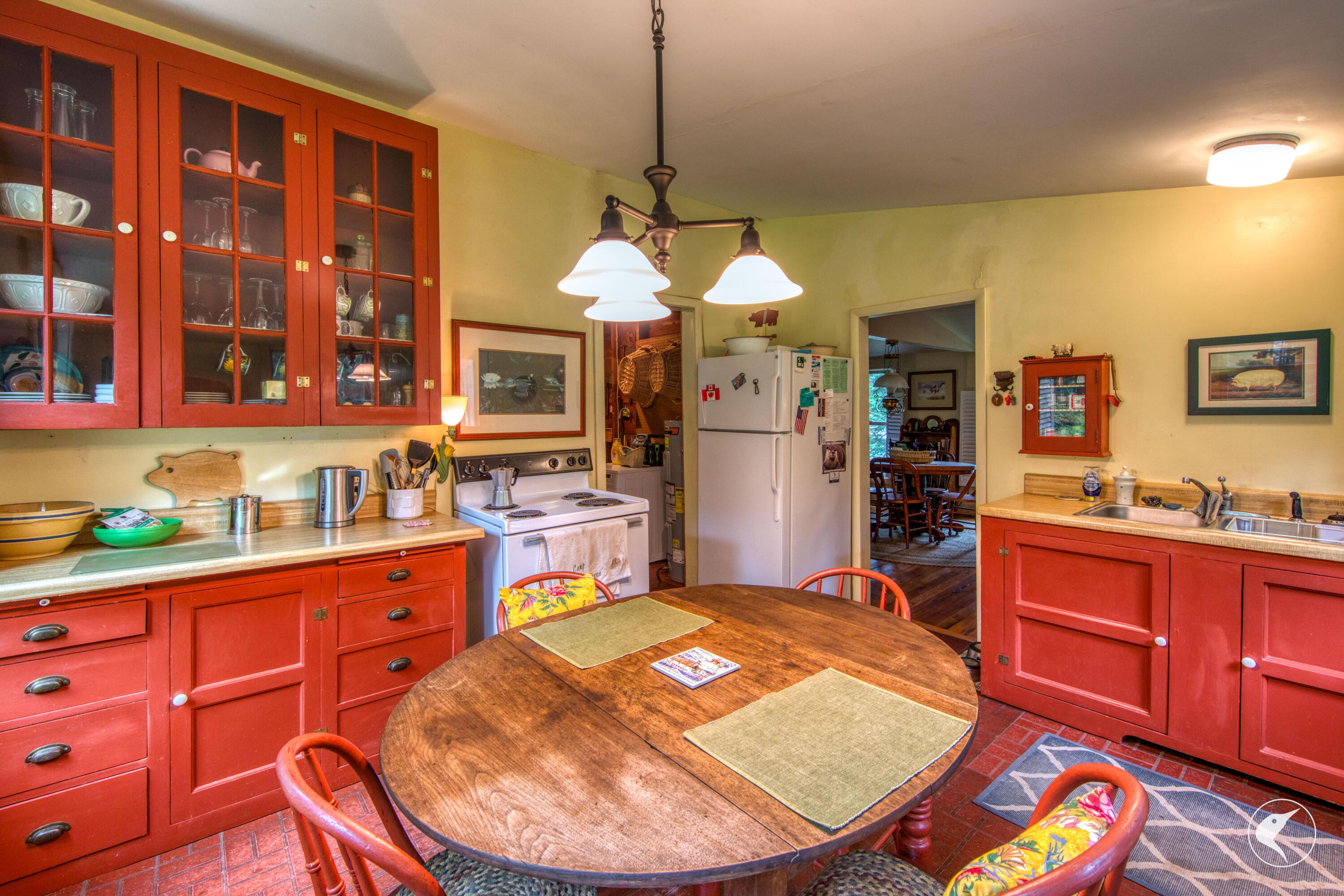 Image 4: Kitchen