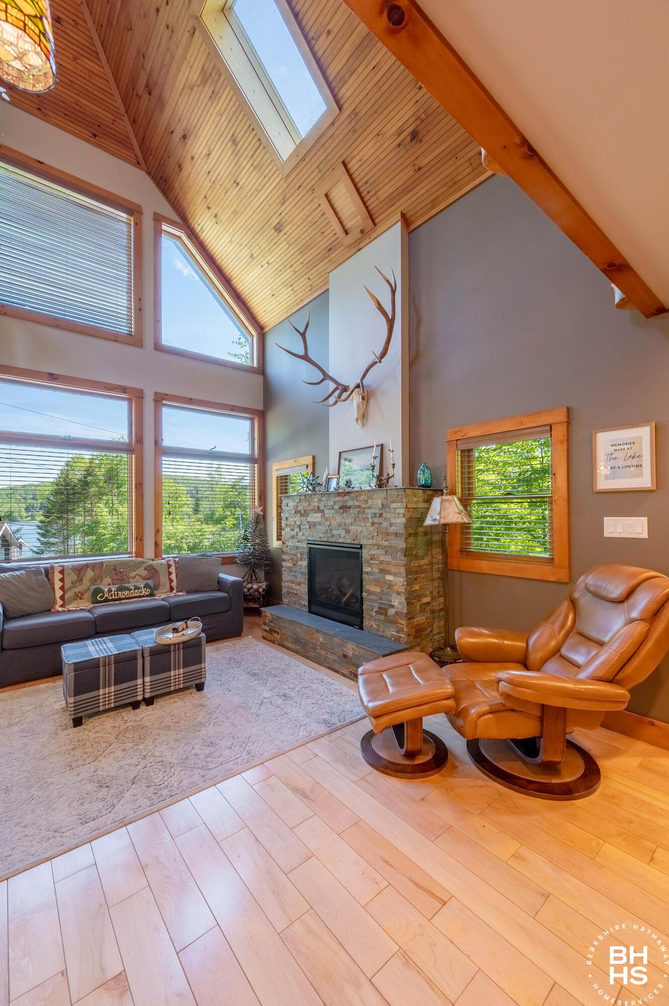 Image 3: 220RiversideDrive_LR_V