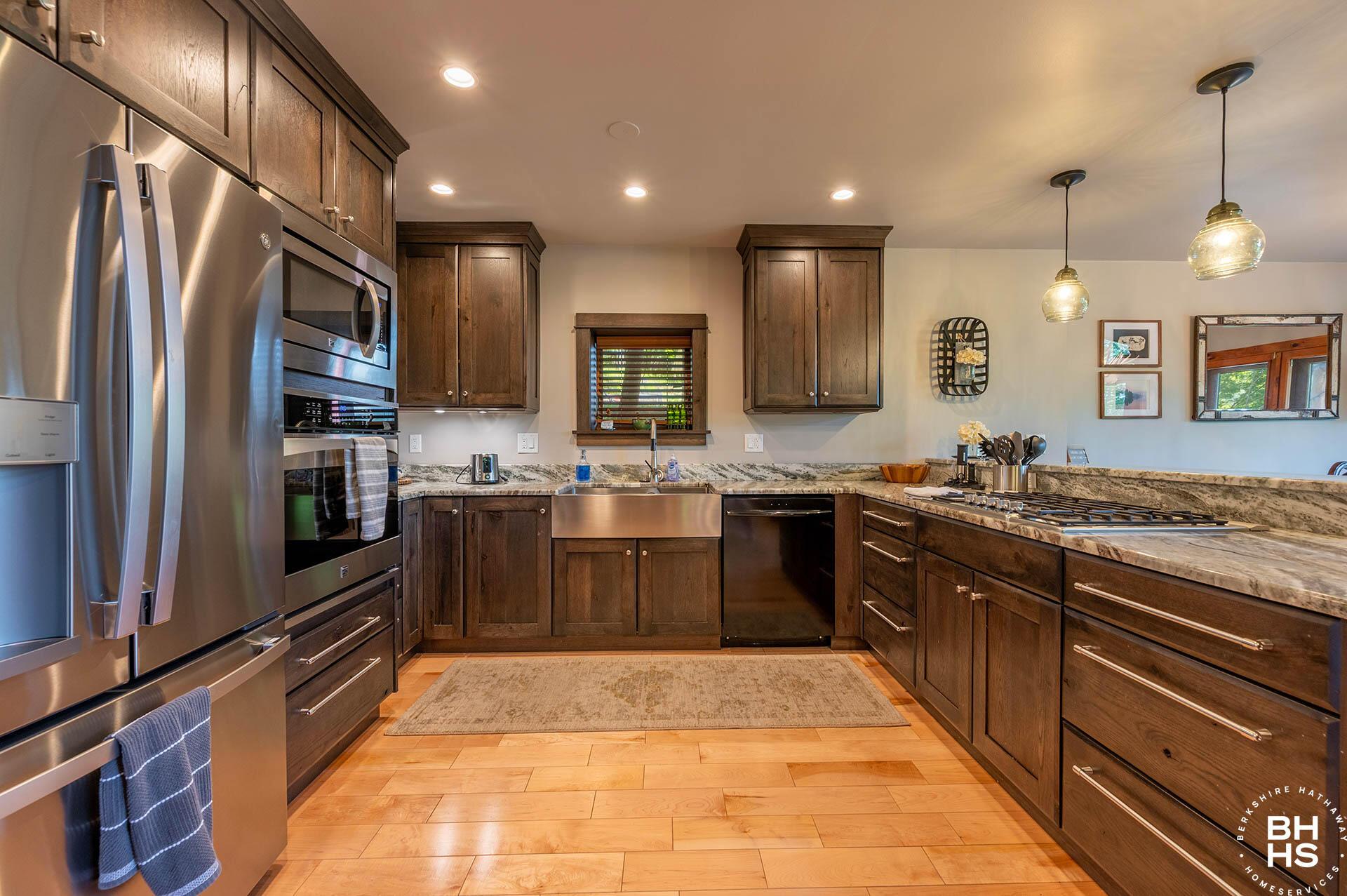 Image 4: 220RiversideDrive_Kitchen