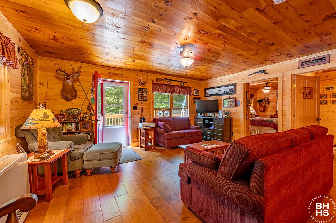 Image 3: SaranacLakeCottageOnBartlettCarry_Living