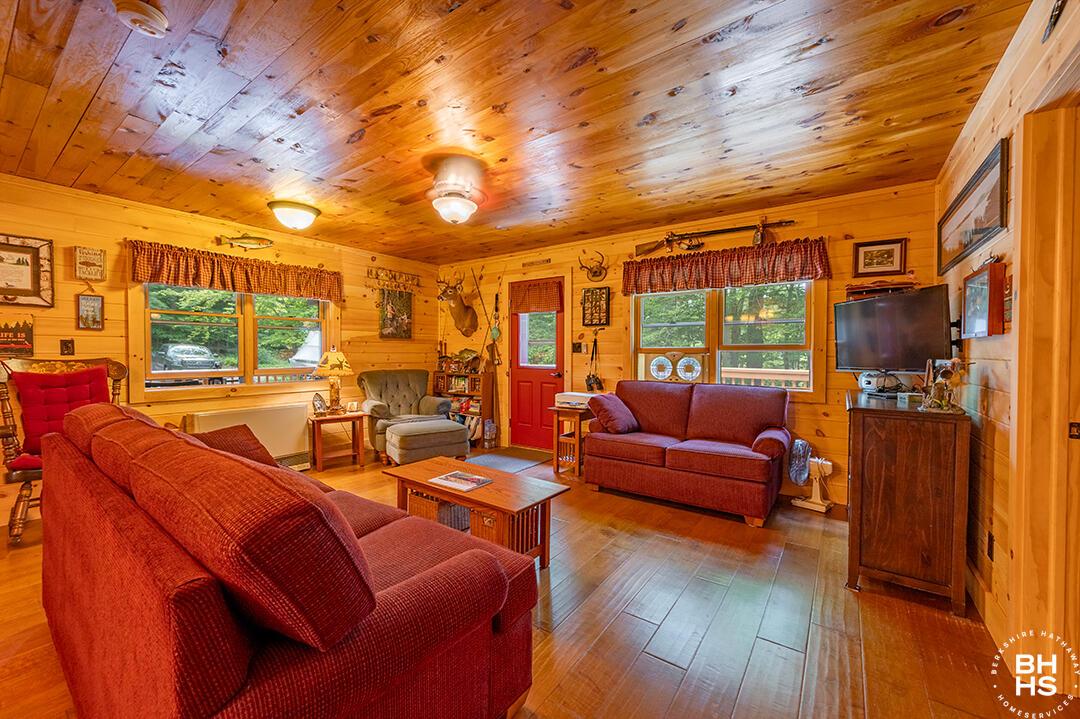Image 4: SaranacLakeCottageOnBartlettCarry_LR_R