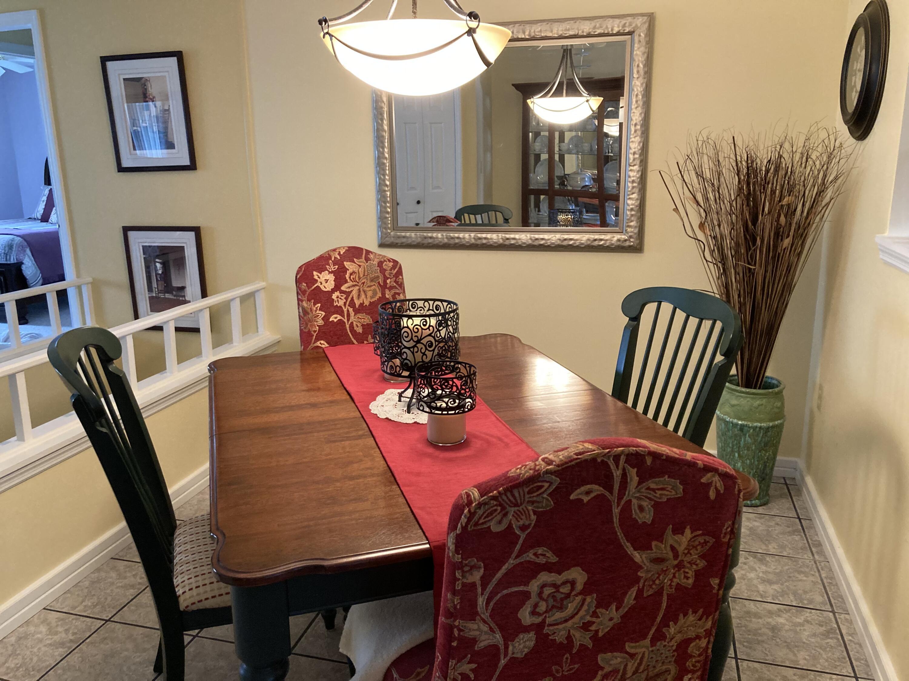 Image 3: Dining room
