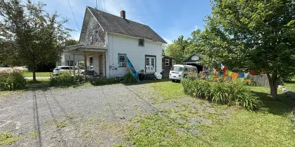 Image 3: 03