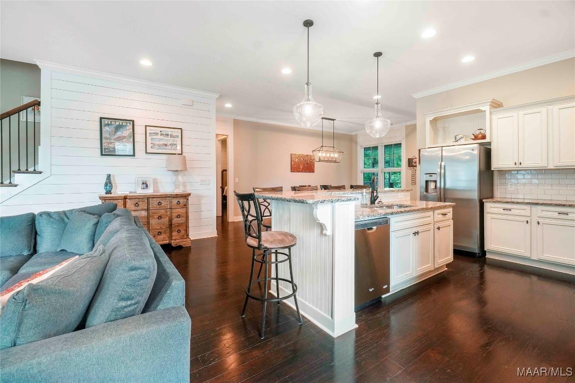 Image 4: There is a chef's kitchen with breakfast bar perfe