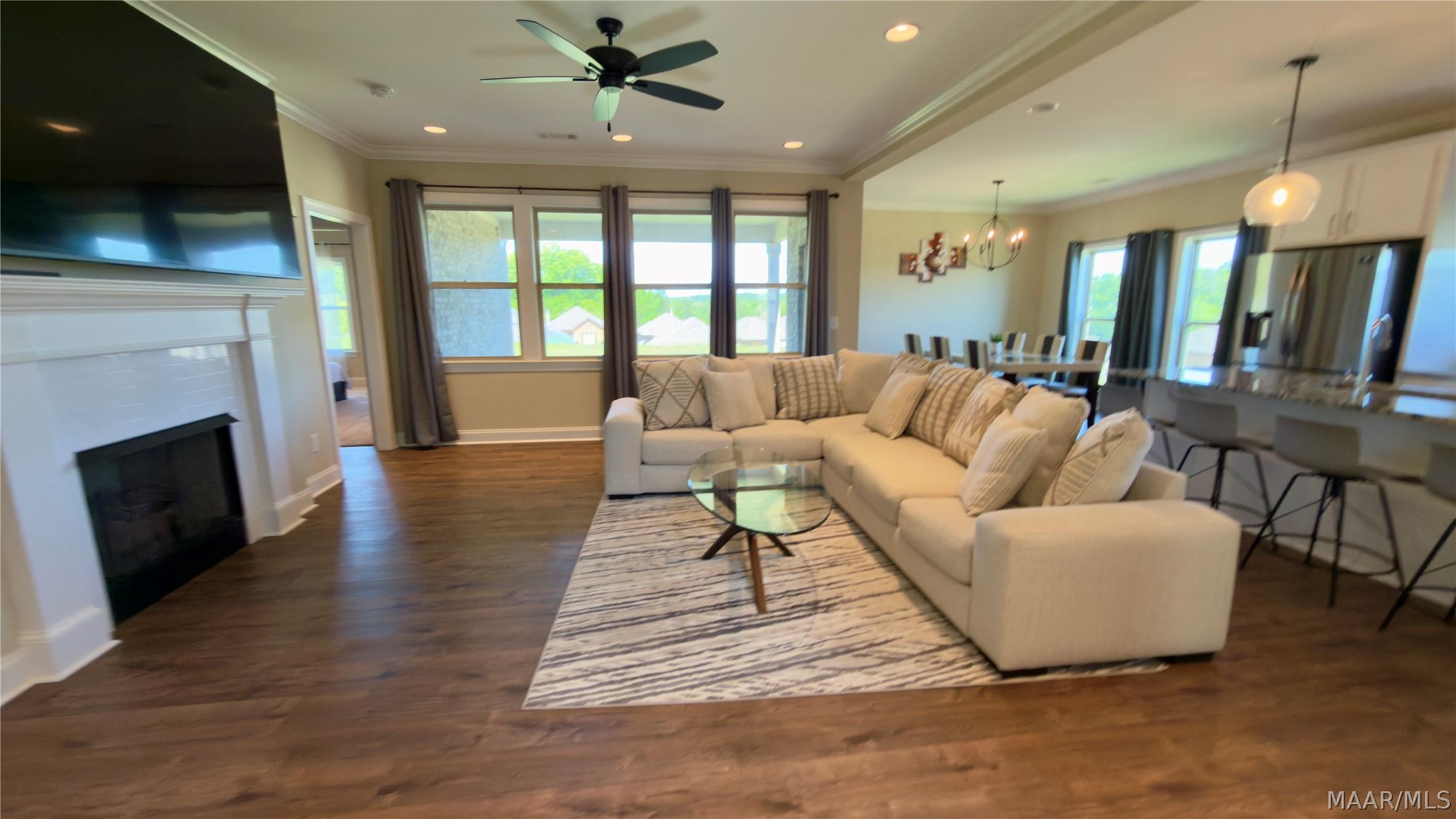 Image 3: Exquisite Living Room - open concept to kitchen