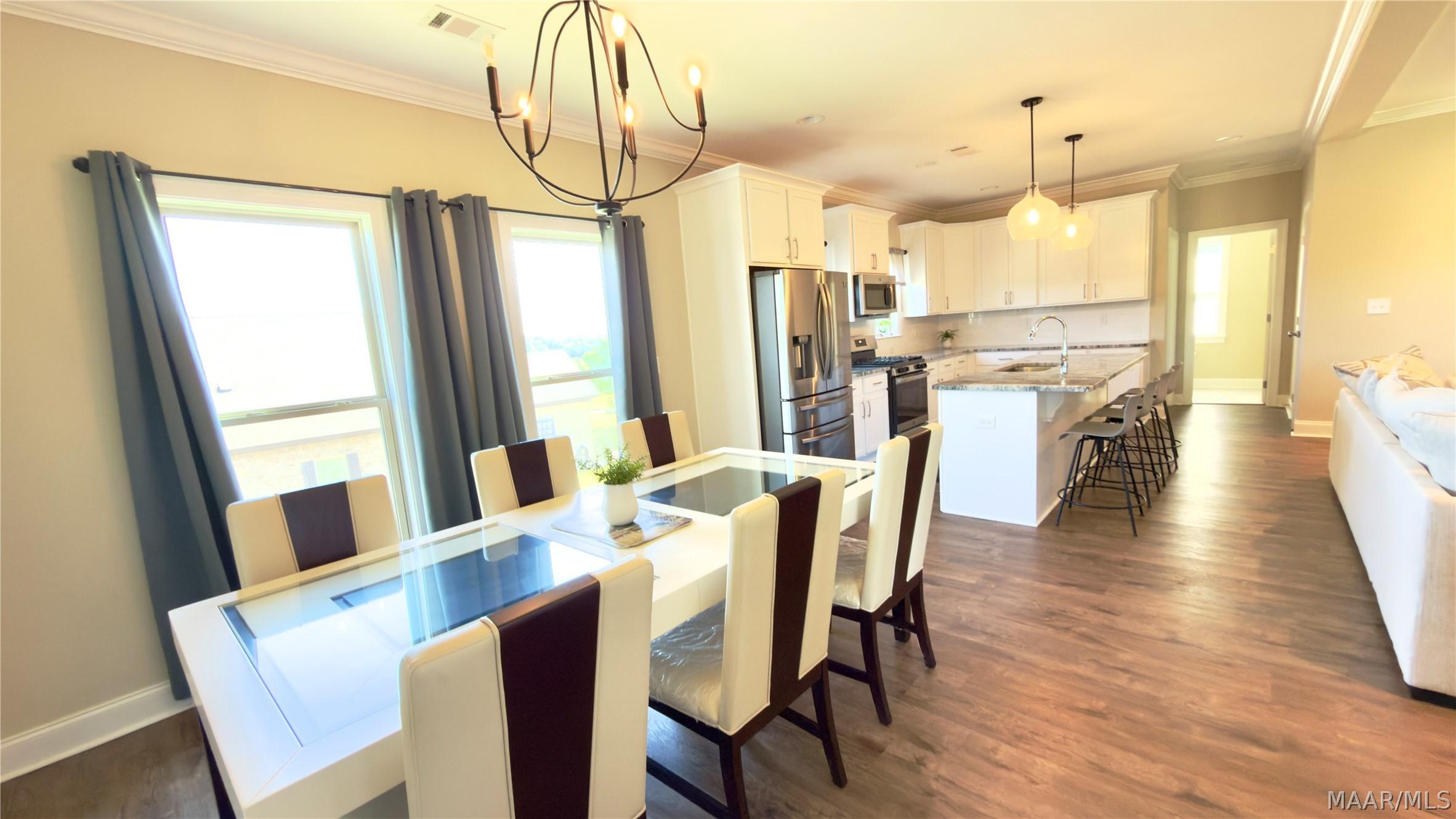 Image 4: Perfect for family or entertaining