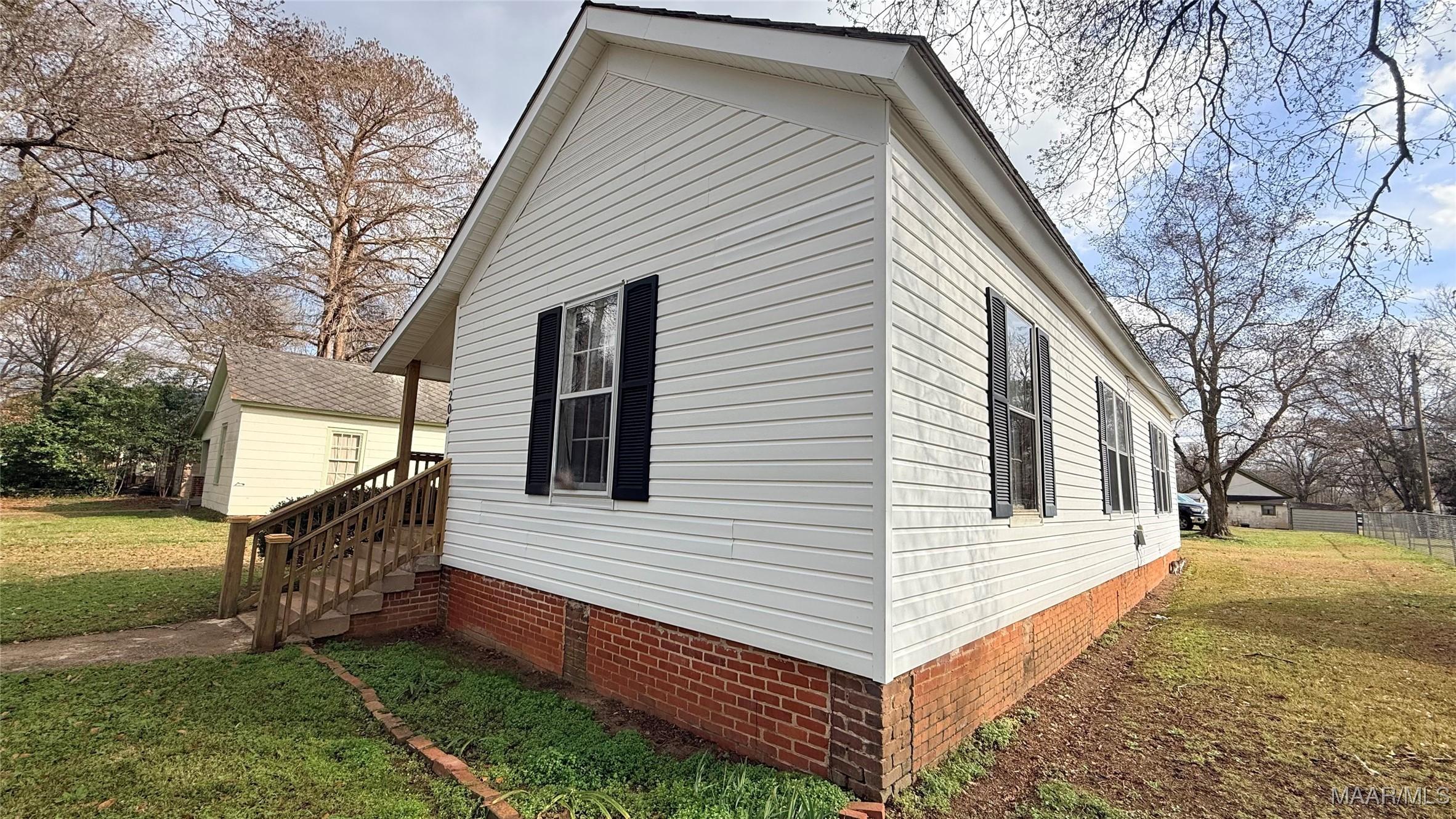 Image 4: Well kept yard - Spacious front, sides and backyar