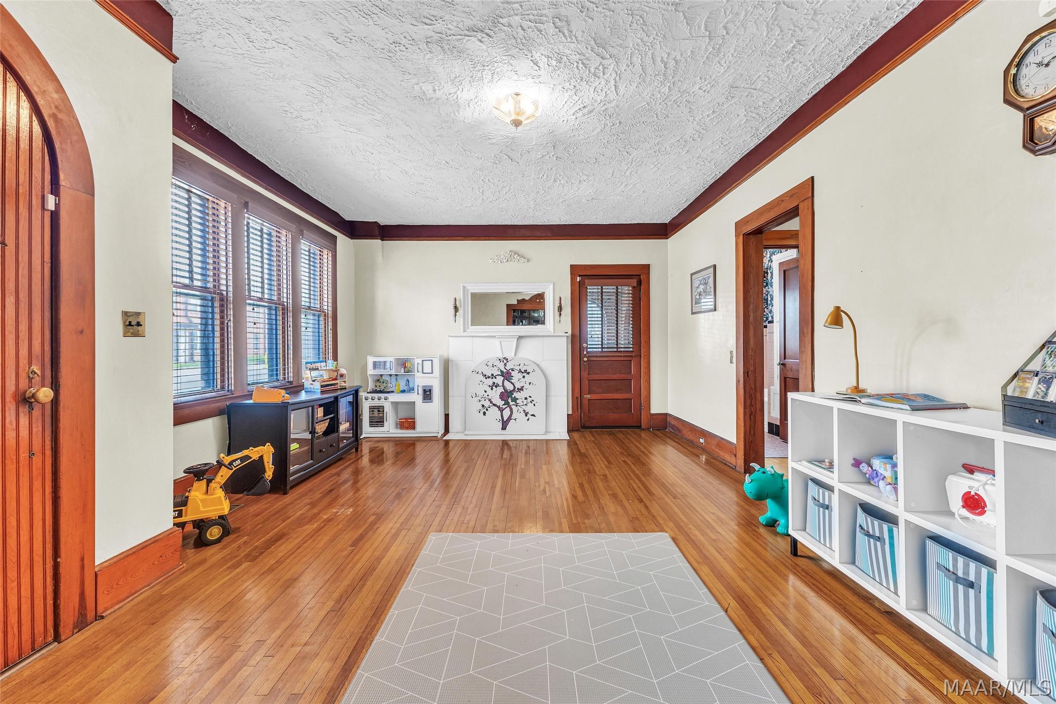 Image 3: Formal Living Room