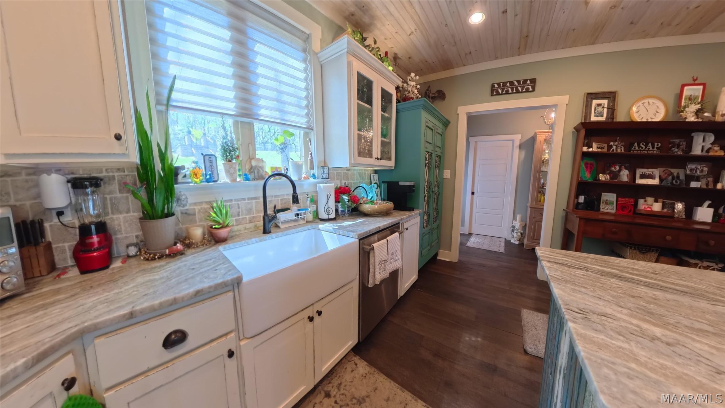 Image 4: Kitchen Sink and Panty
