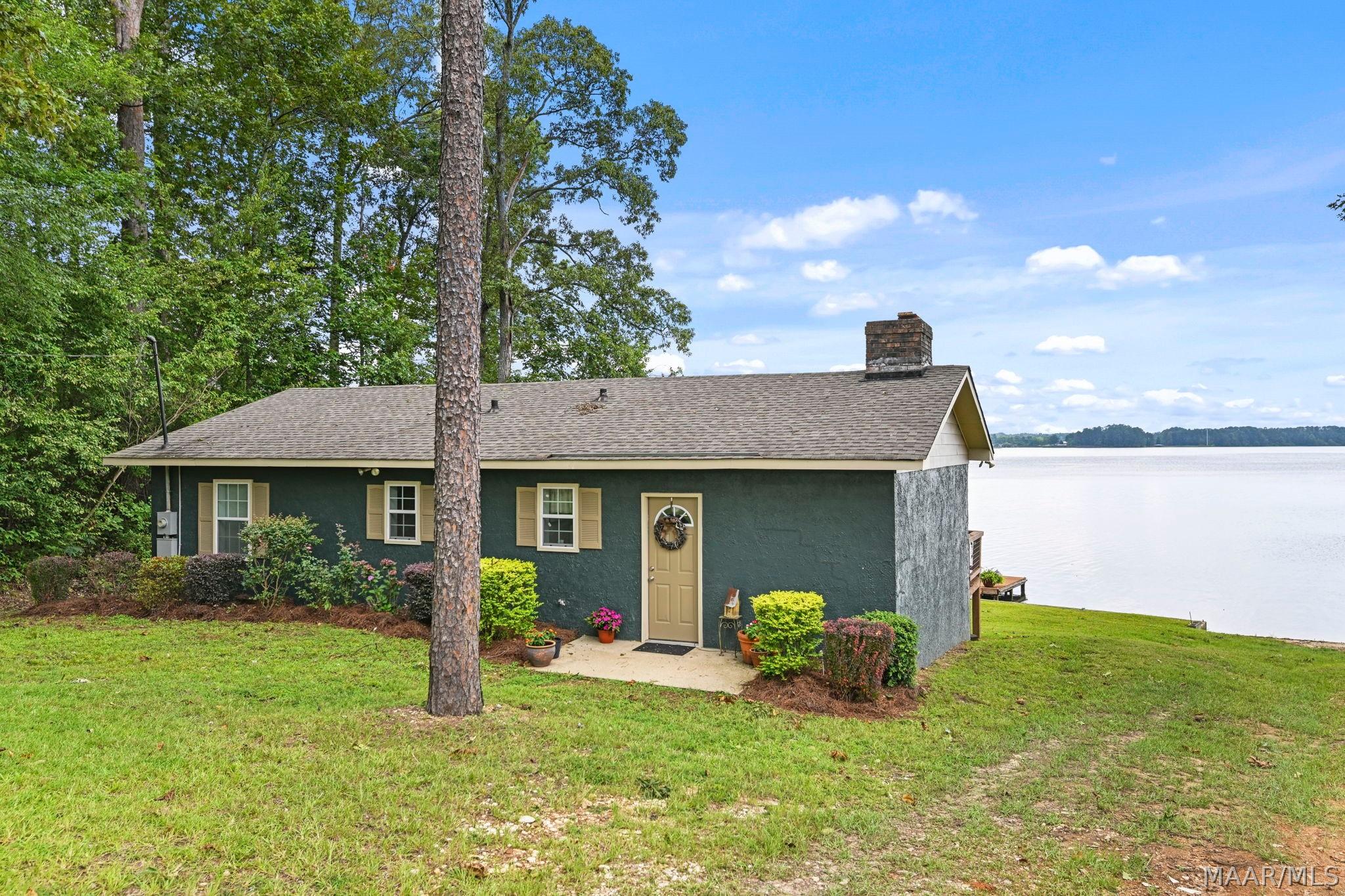 Image 1: Lake living with a perfect view!