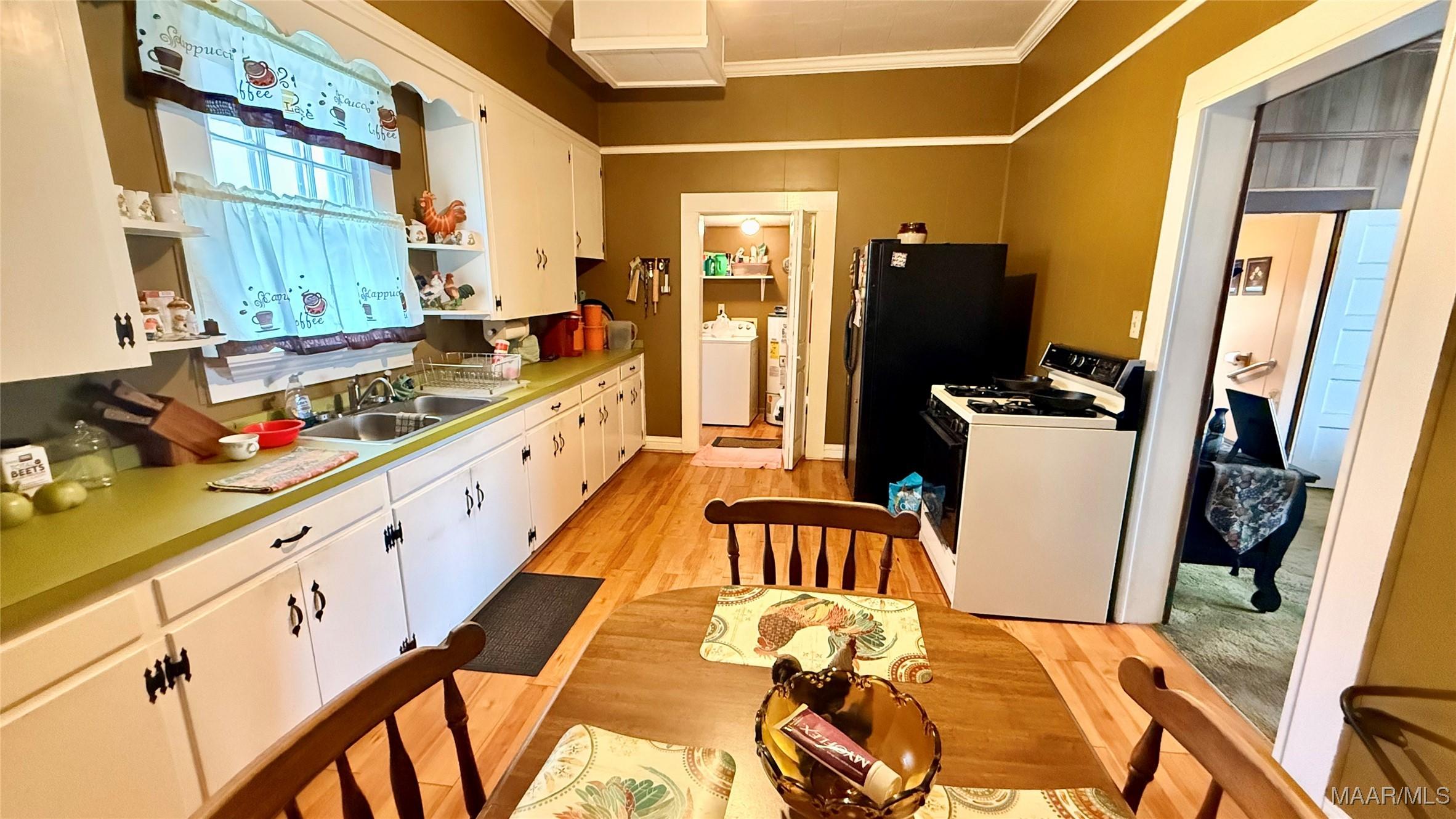 Image 4: Spacious with a lot of cabinet space