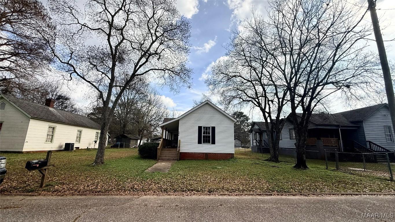 Image 3: Neighborhood has sidewalks - great way to get fres