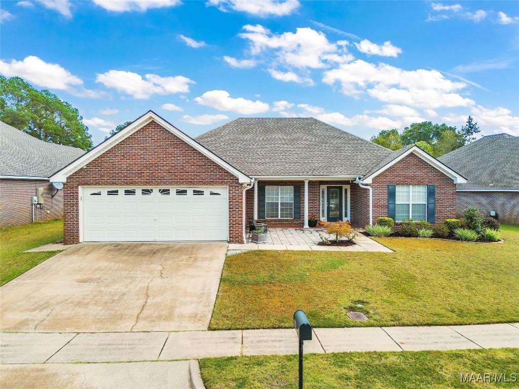 Image 2: 3/2, attached garage, screened back porch and full