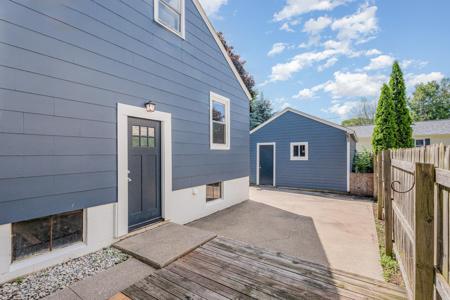 2702 N VanBuren