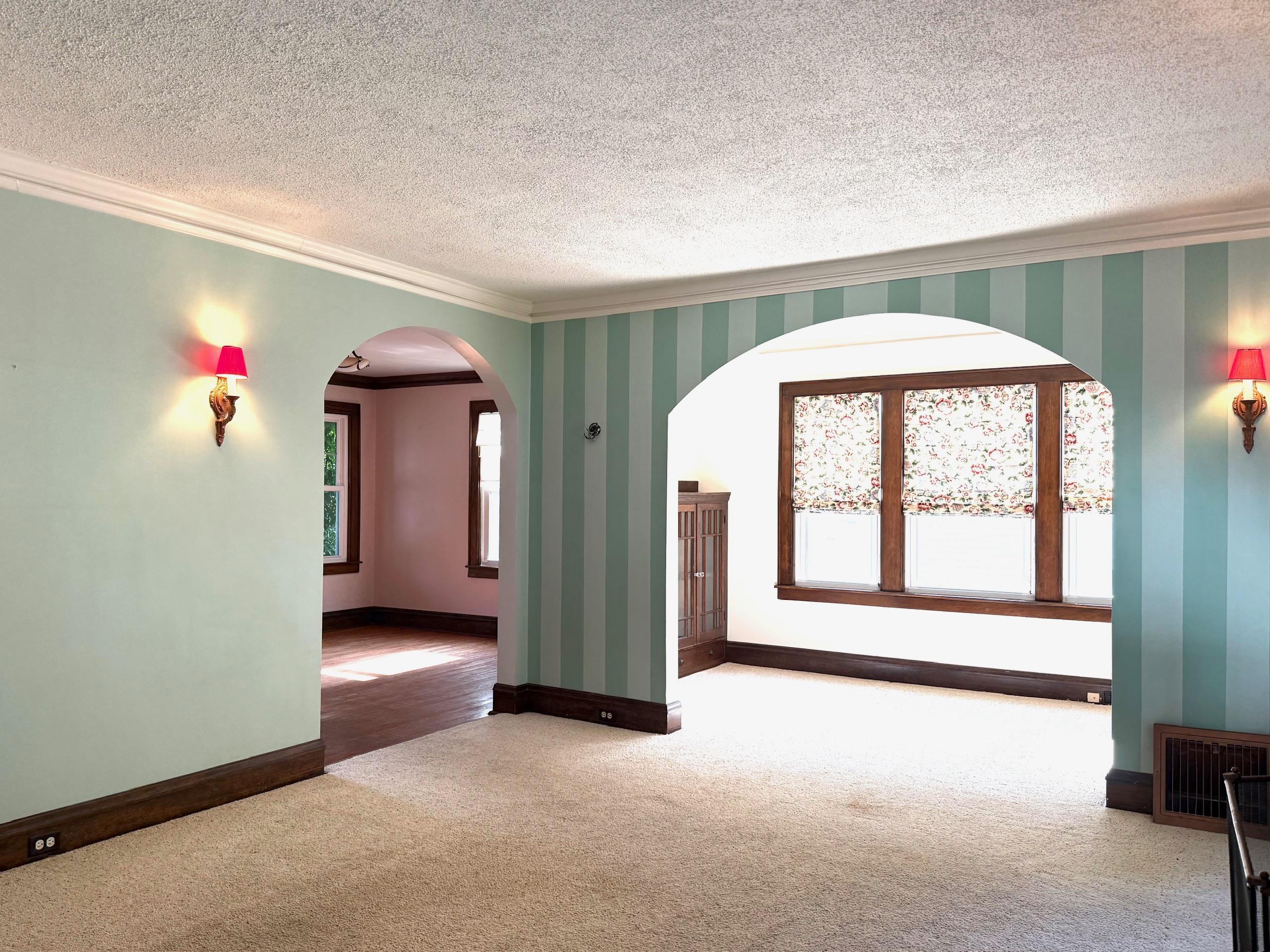 Image 3: LARGE LIVING ROOM