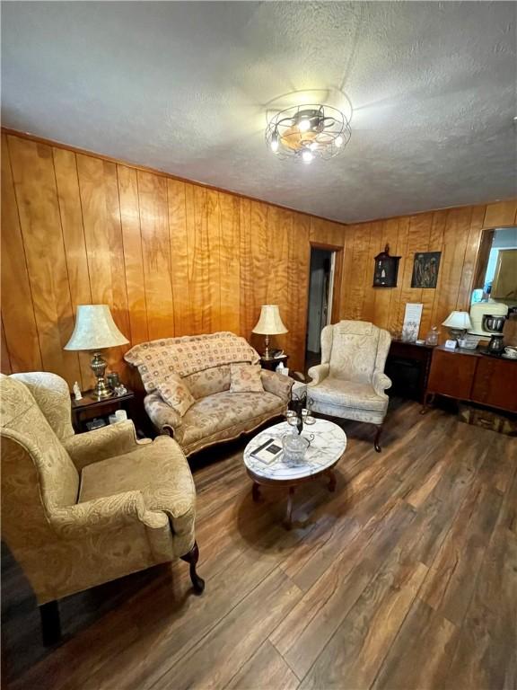 Image 4: Living Room