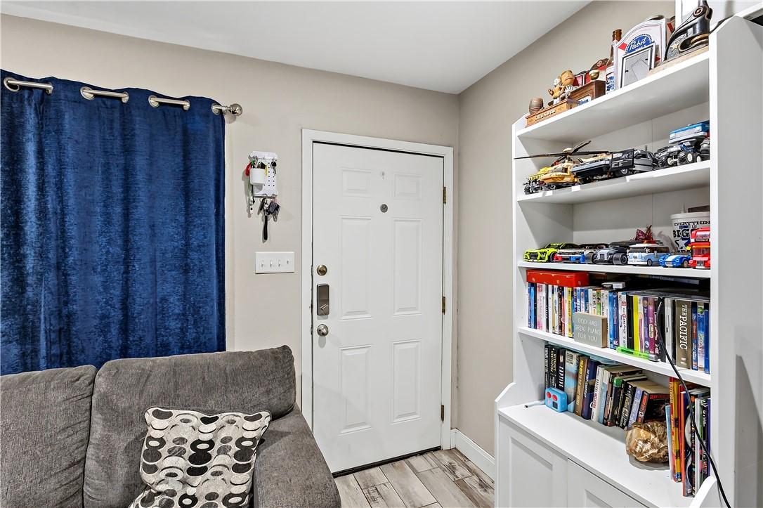 Image 2: Entry into the living room