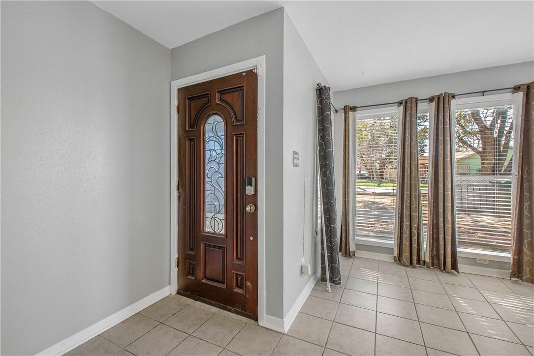 Image 4: Entrance foyer with light tile patterned flooring