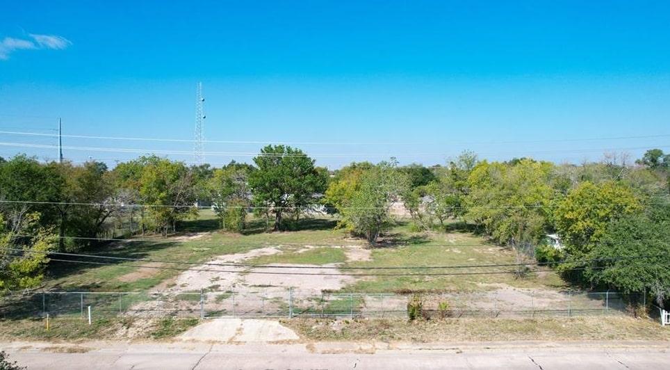 Image 2: 1.06 acres fully fenced