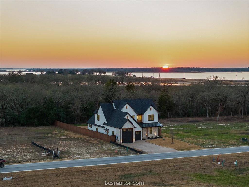 Image 2: Less than 1 mile from Welch Park at Lake Somervill