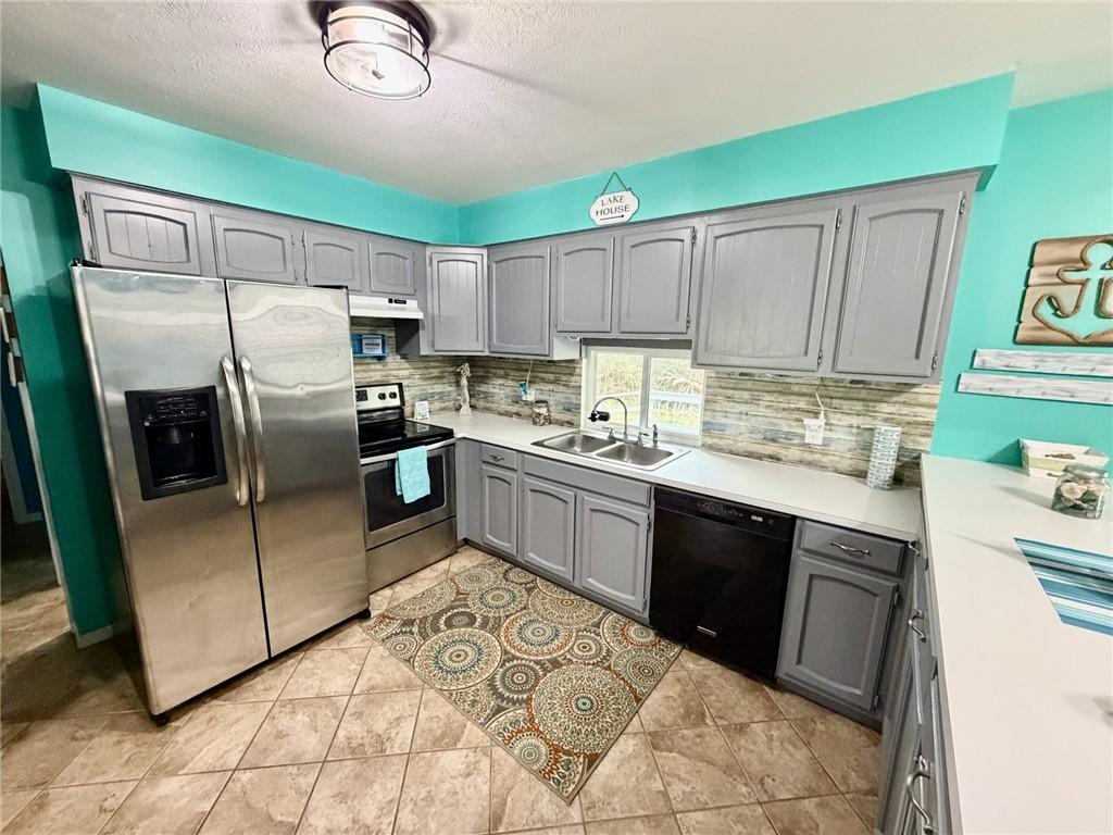 Image 3: Kitchen with stainless steel appliances, light cou