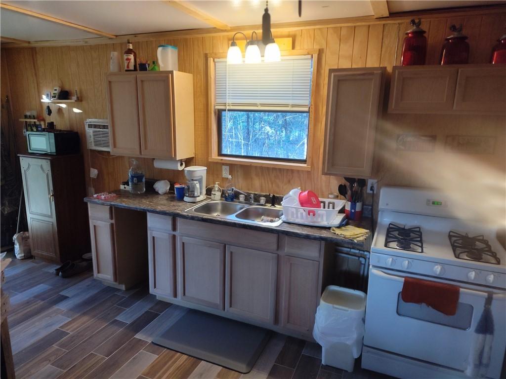 Image 2: Kitchen with stove, sink, refrigerator and preppin