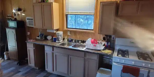 Image 2: Kitchen with stove, sink, refrigerator and preppin