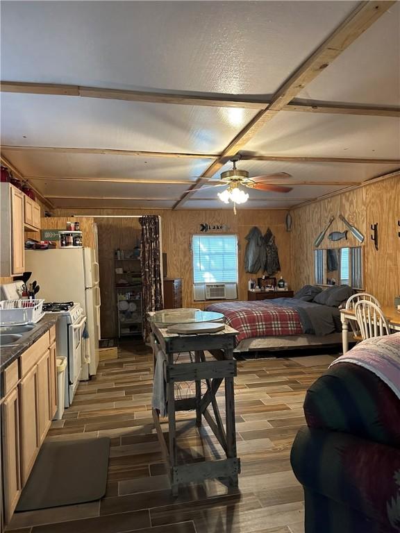 Image 3: 600 SF Open Living/Kitchen/Dining/Bedroom Area