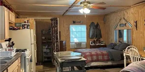 Image 3: 600 SF Open Living/Kitchen/Dining/Bedroom Area