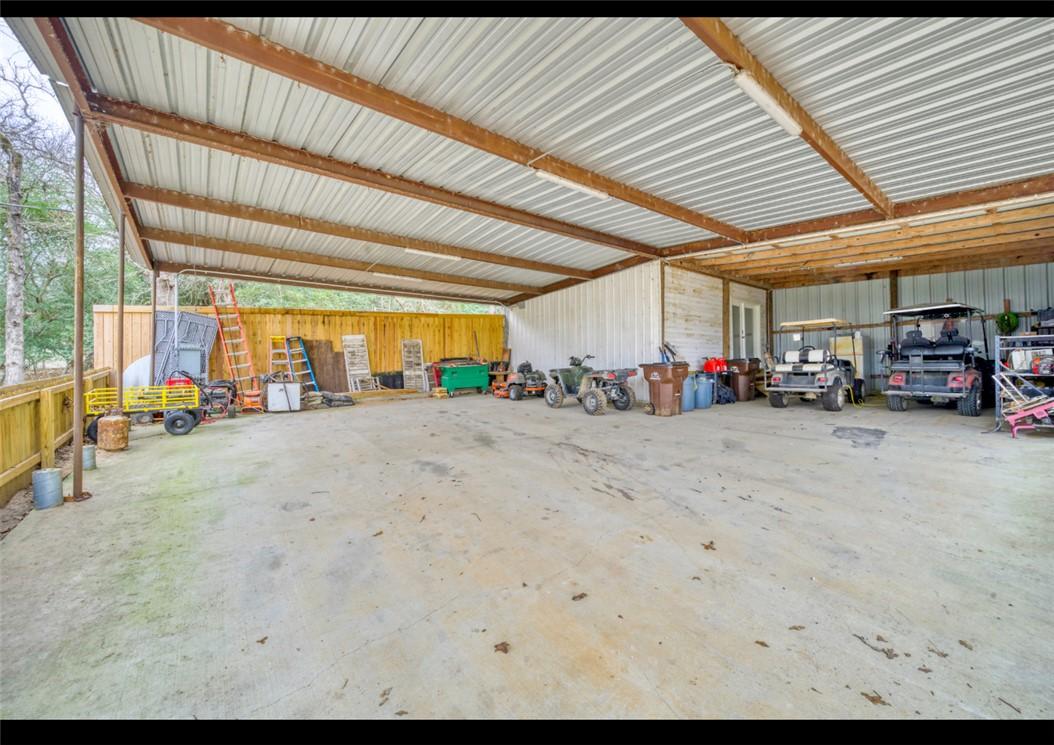 Image 4: Apartment/ guest quarters to the right corner