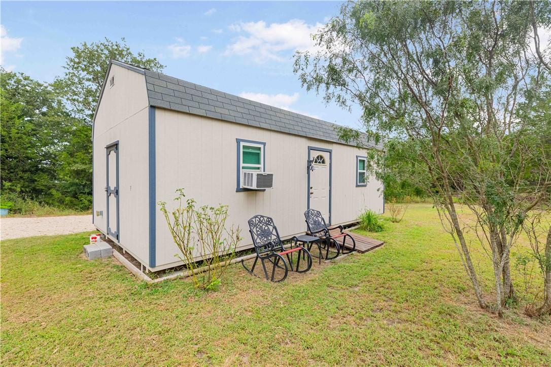 Image 3: 28x16 party barn, heated & cooled with laminate fl