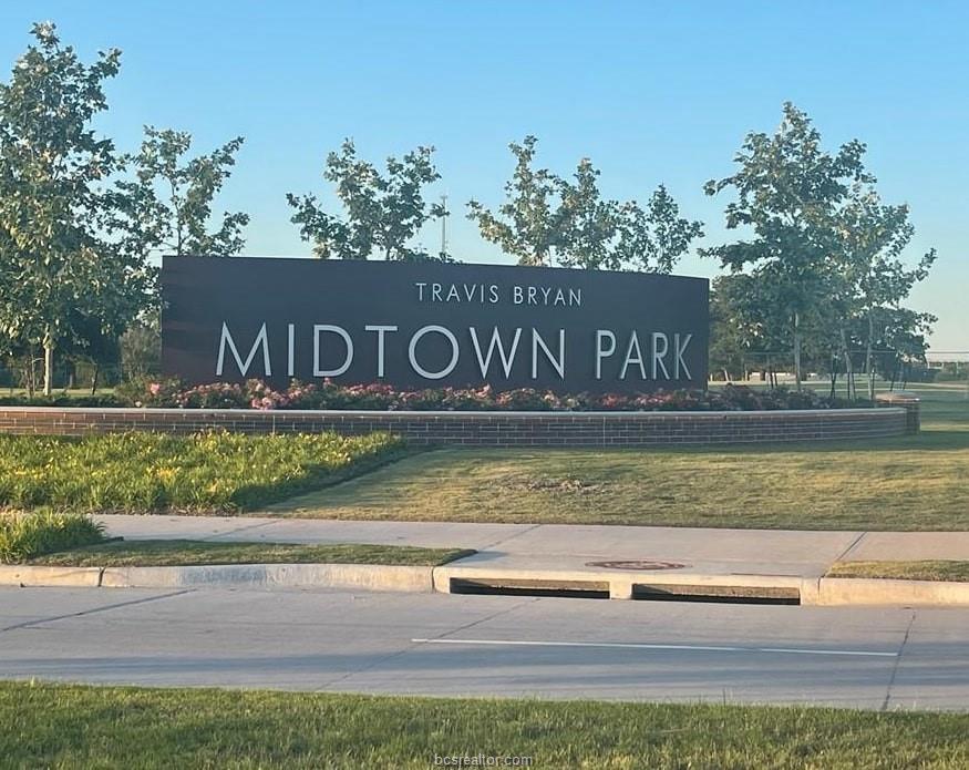 Image 4: Midtown Park in only a few steps away
