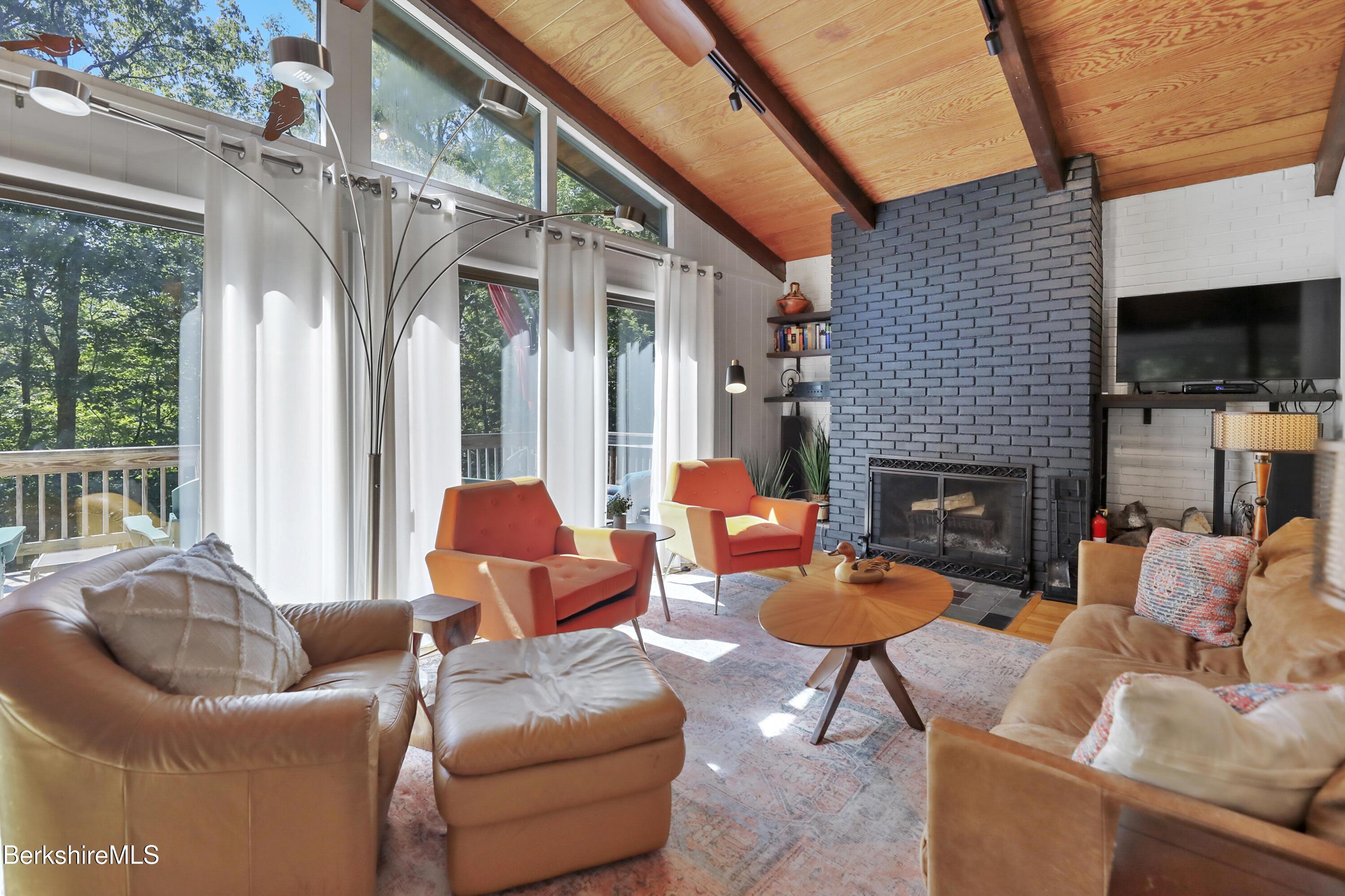 Image 3: 50 Living Room