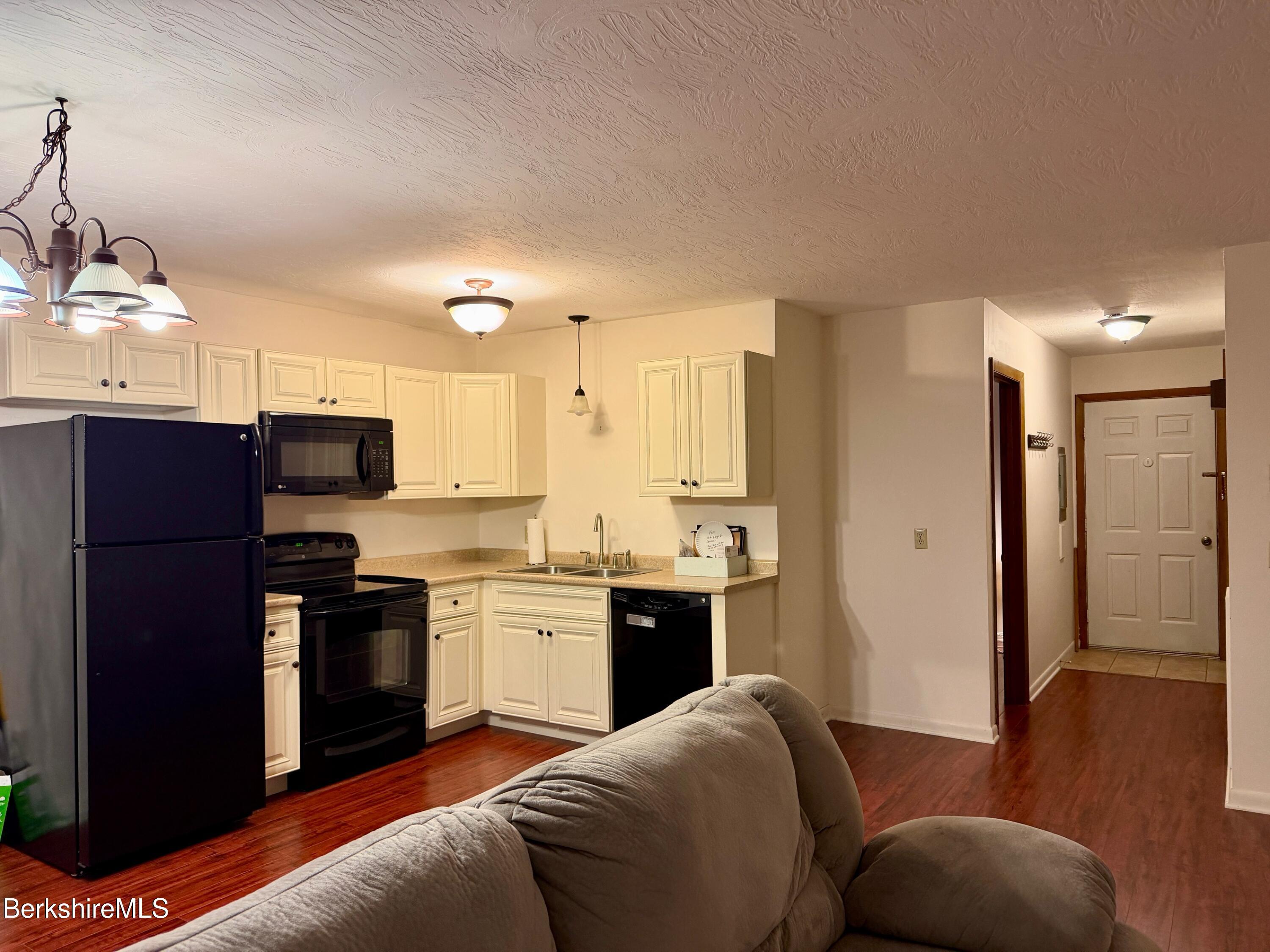 Image 3: Living Room/Hall/Kitchen