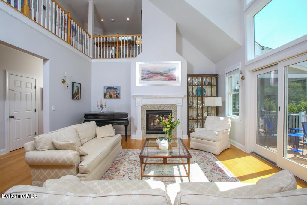 Image 2: LIVING ROOM 2