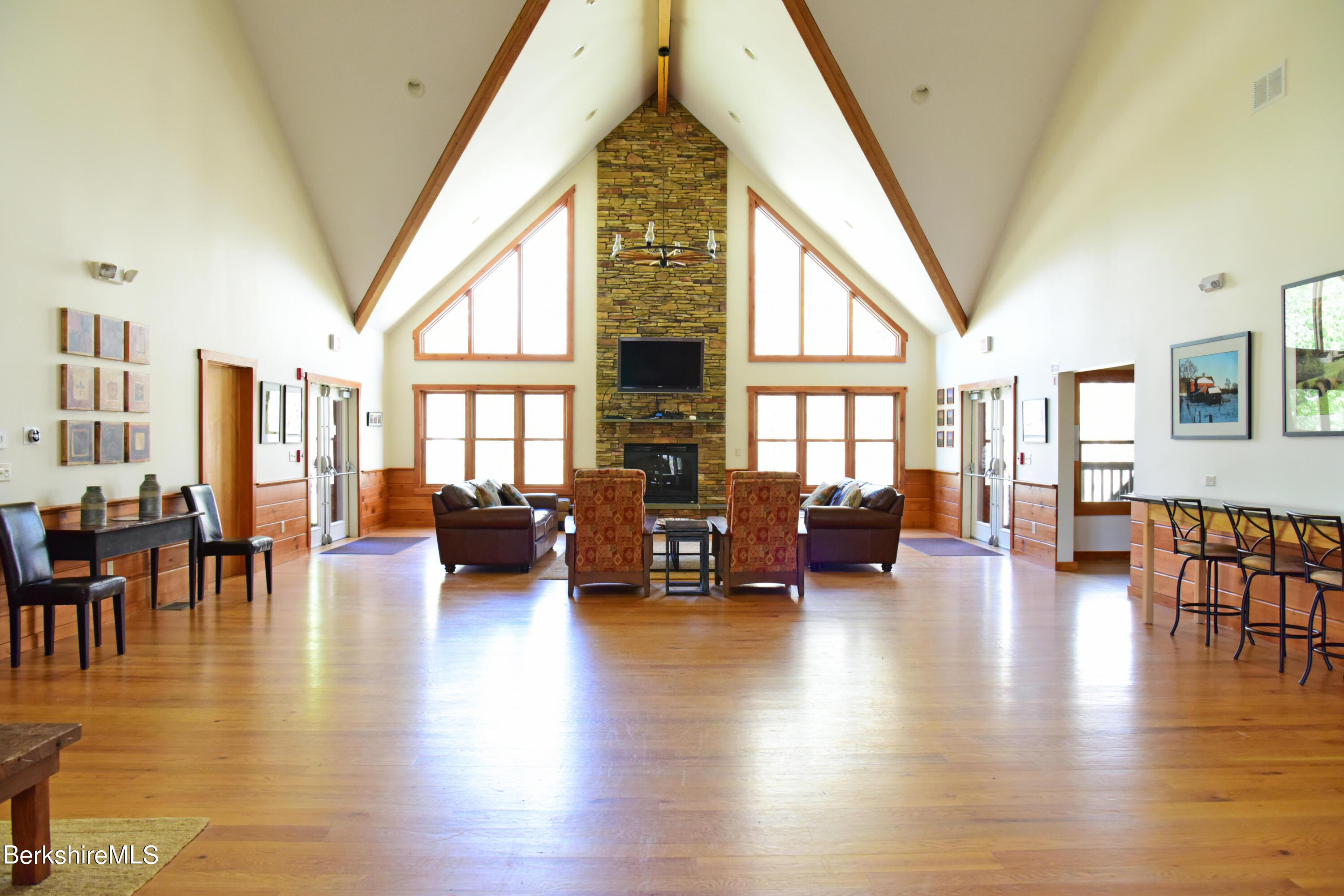 Image 3: lodge interior