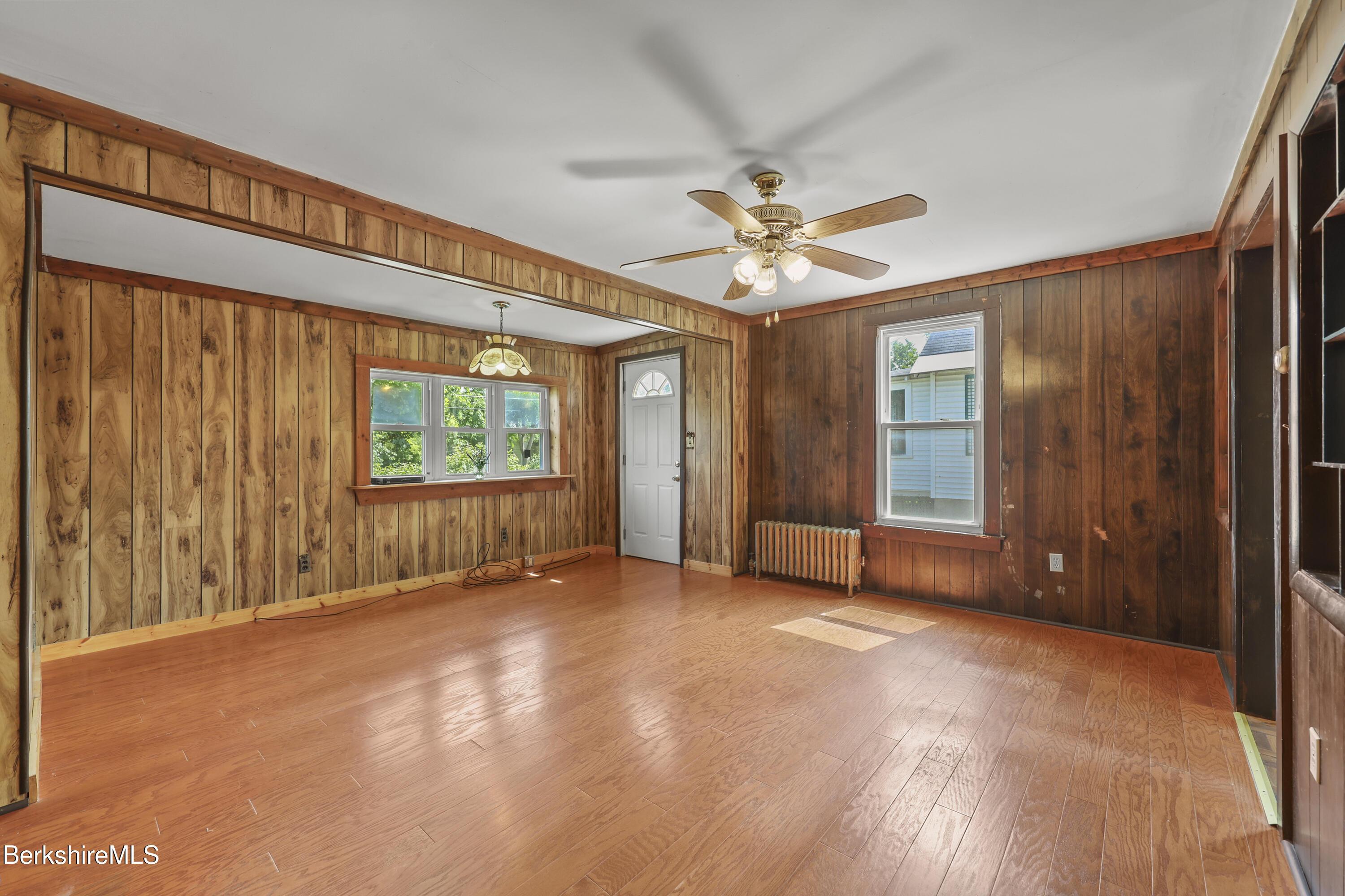 Image 4: 35 Living Room
