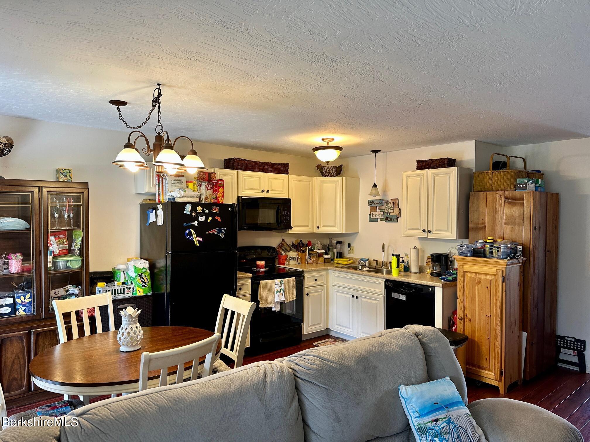 Image 3: Kitchen