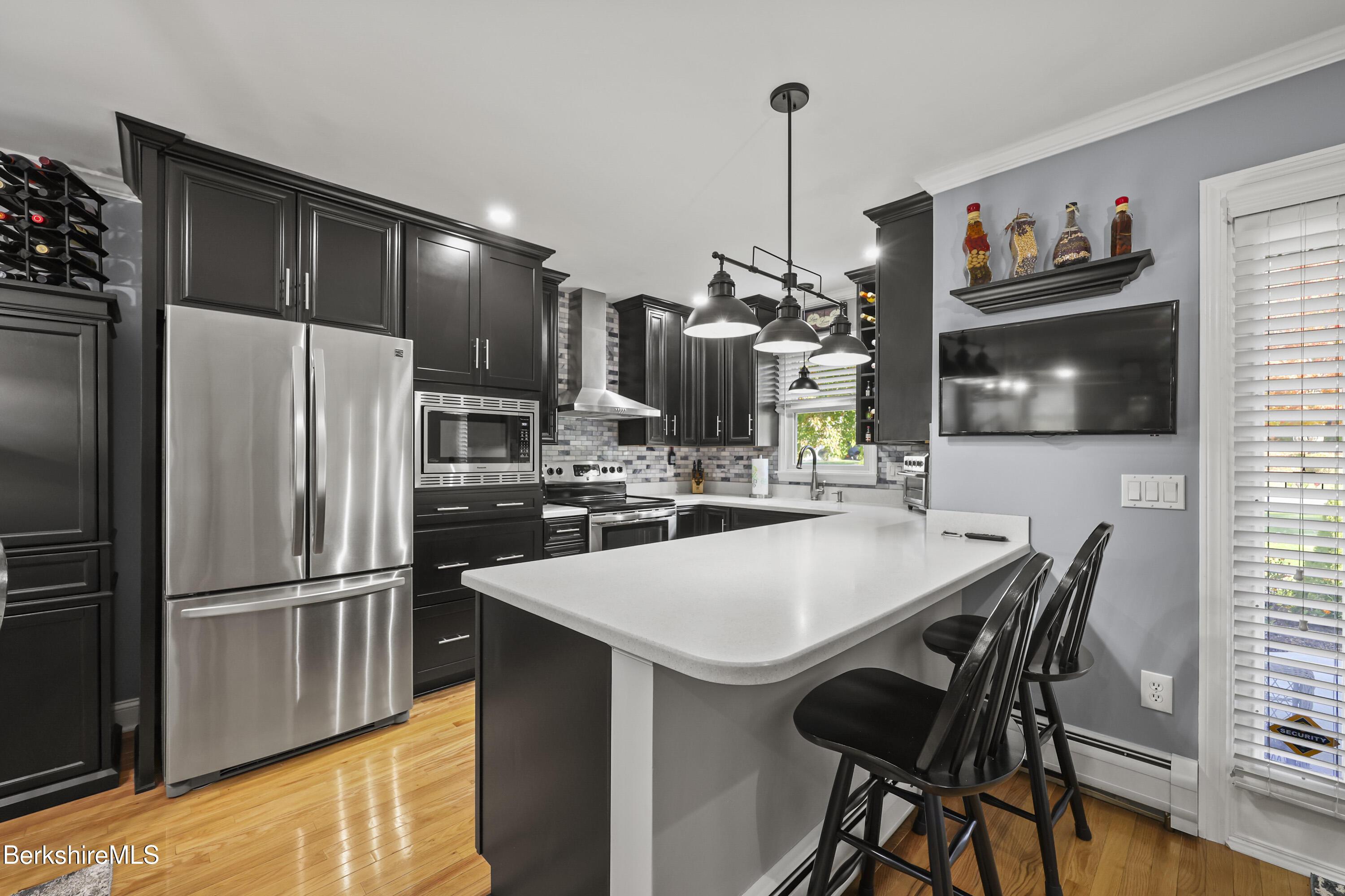 Image 4: 30 Kitchen