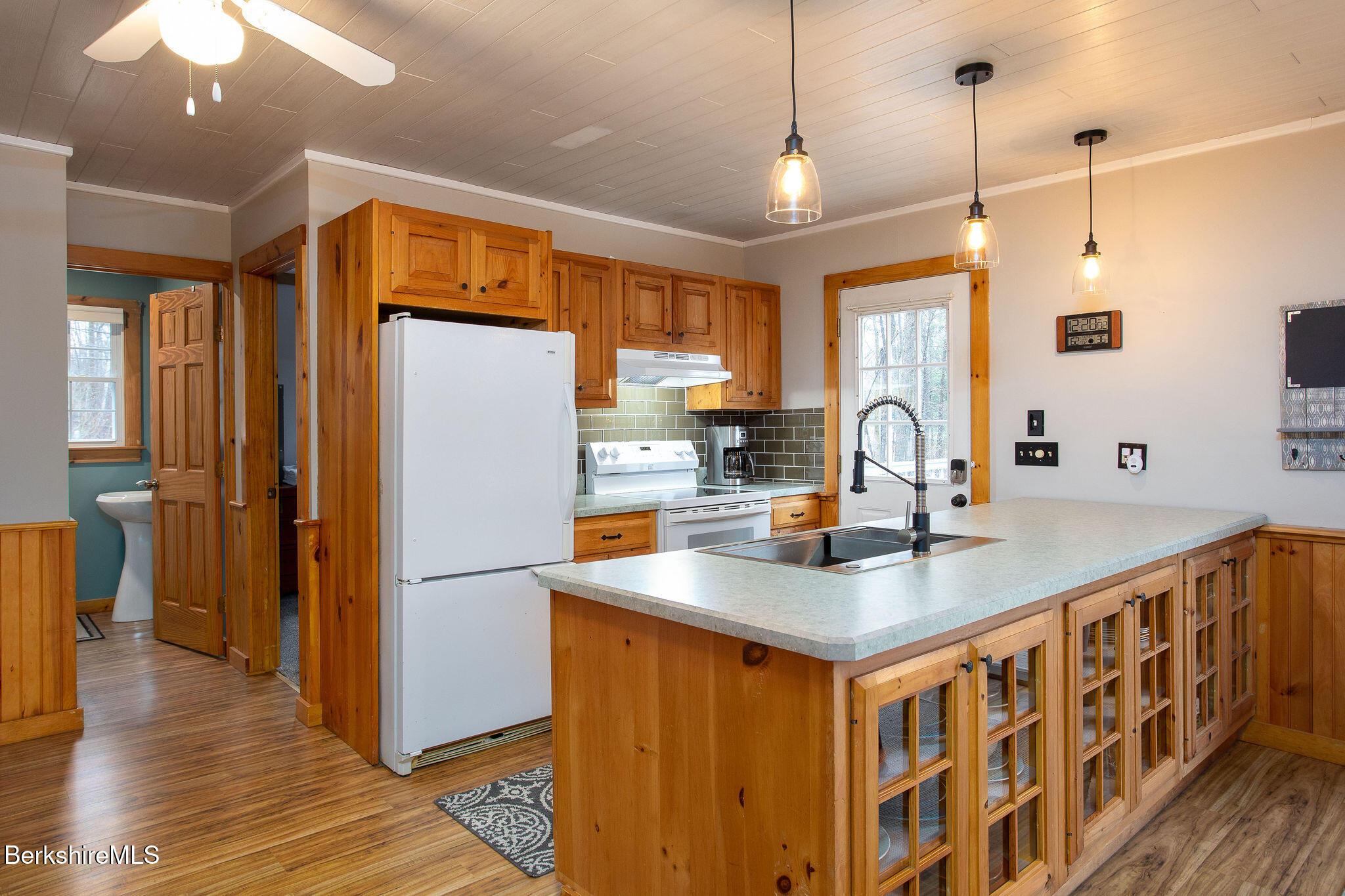 Image 4: Open kitchen