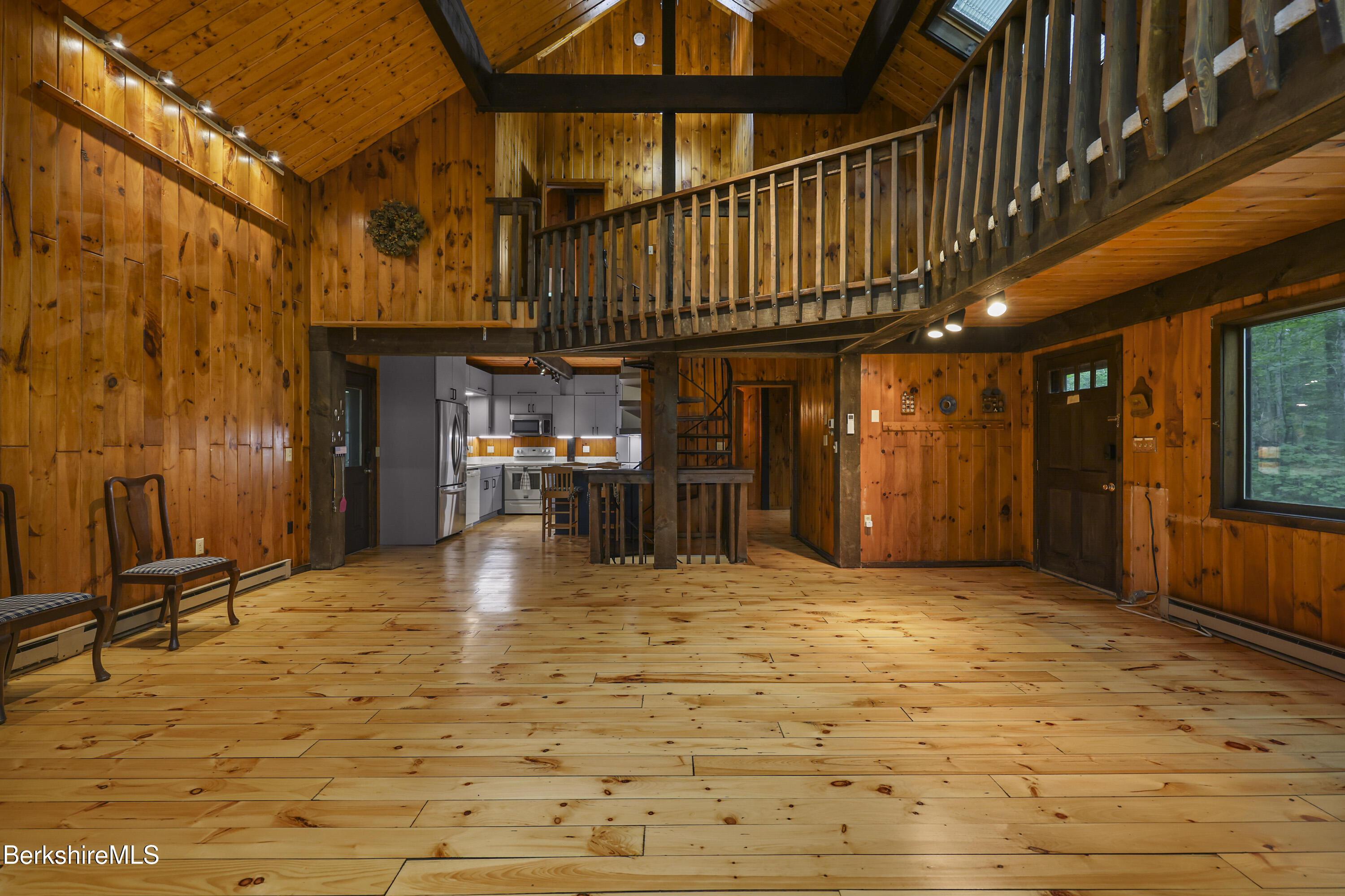 Image 4: 1-Living Room