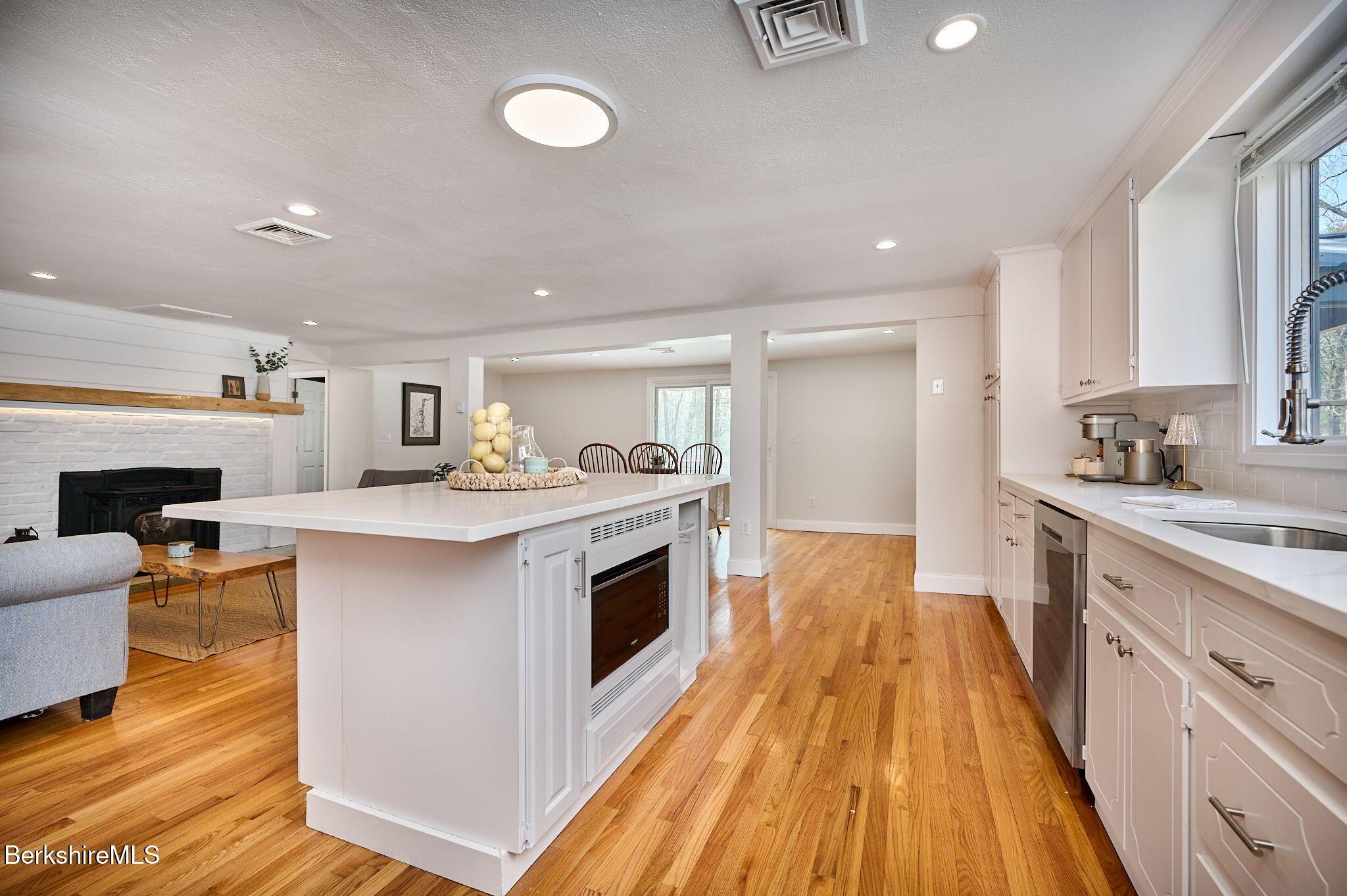 Image 3: Kitchen