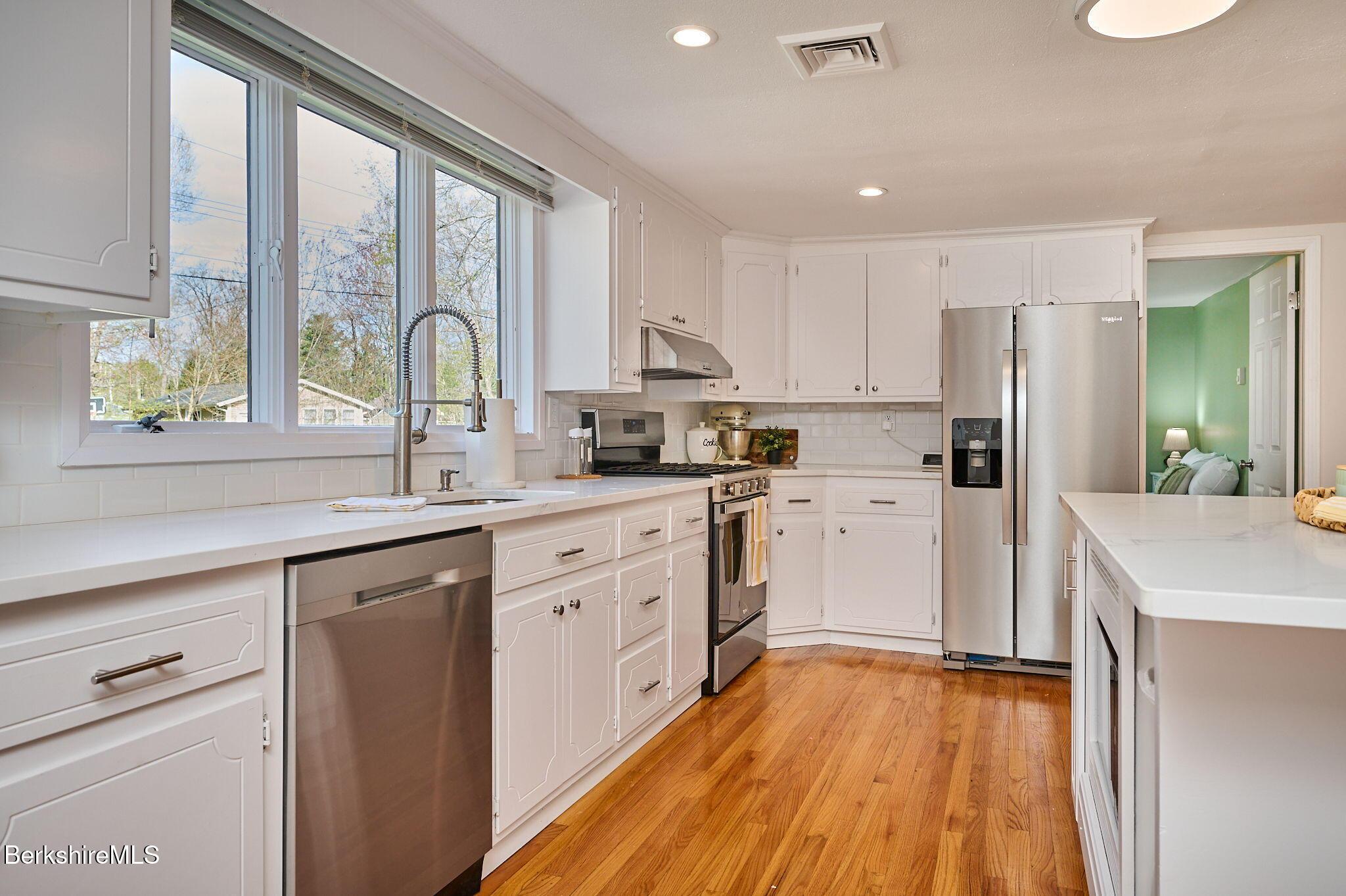 Image 4: Kitchen