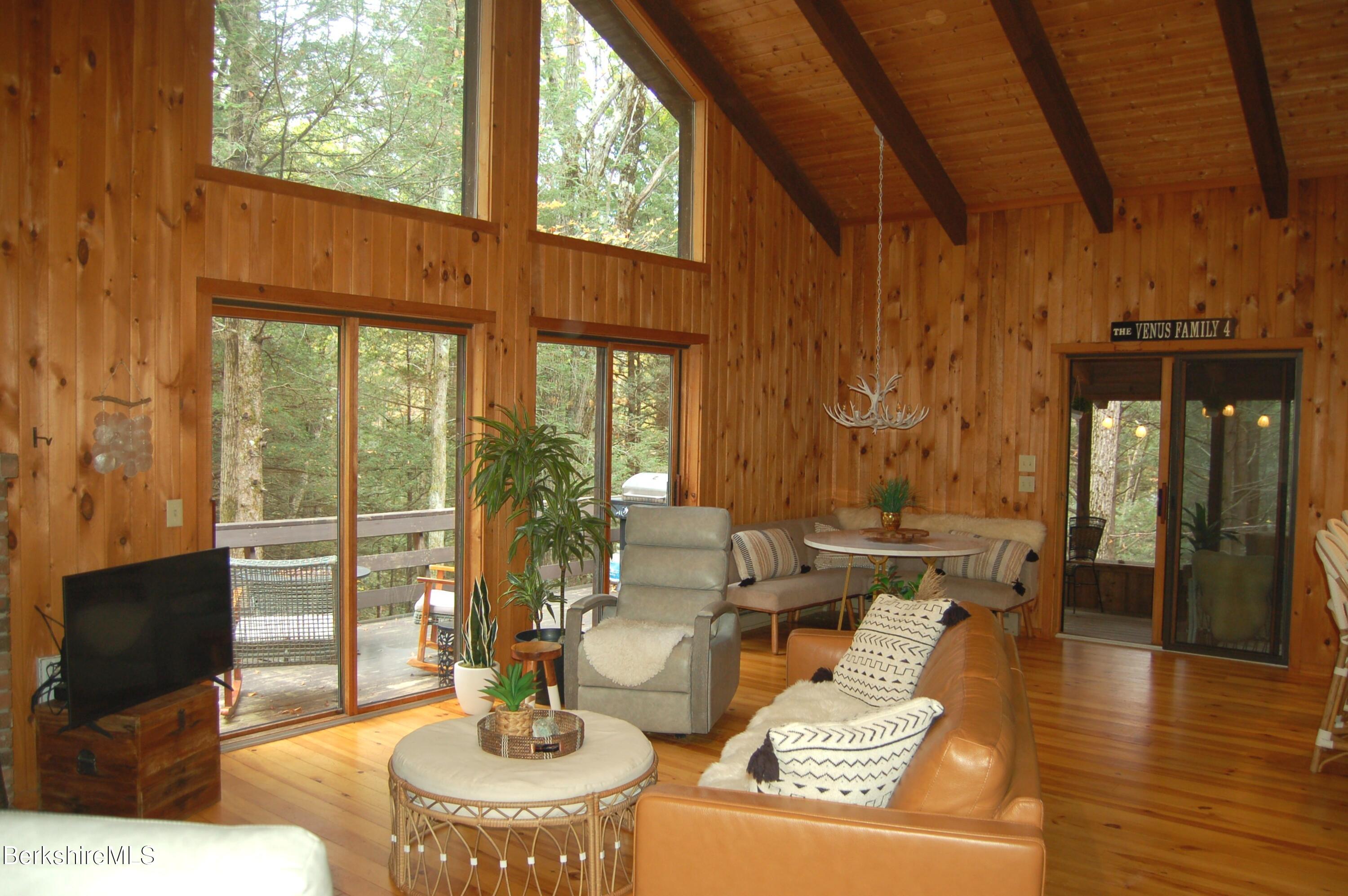 Image 2: living/dining area