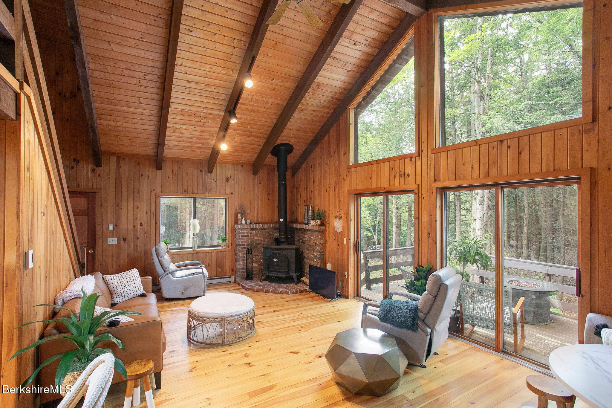 Image 2: living/dining area
