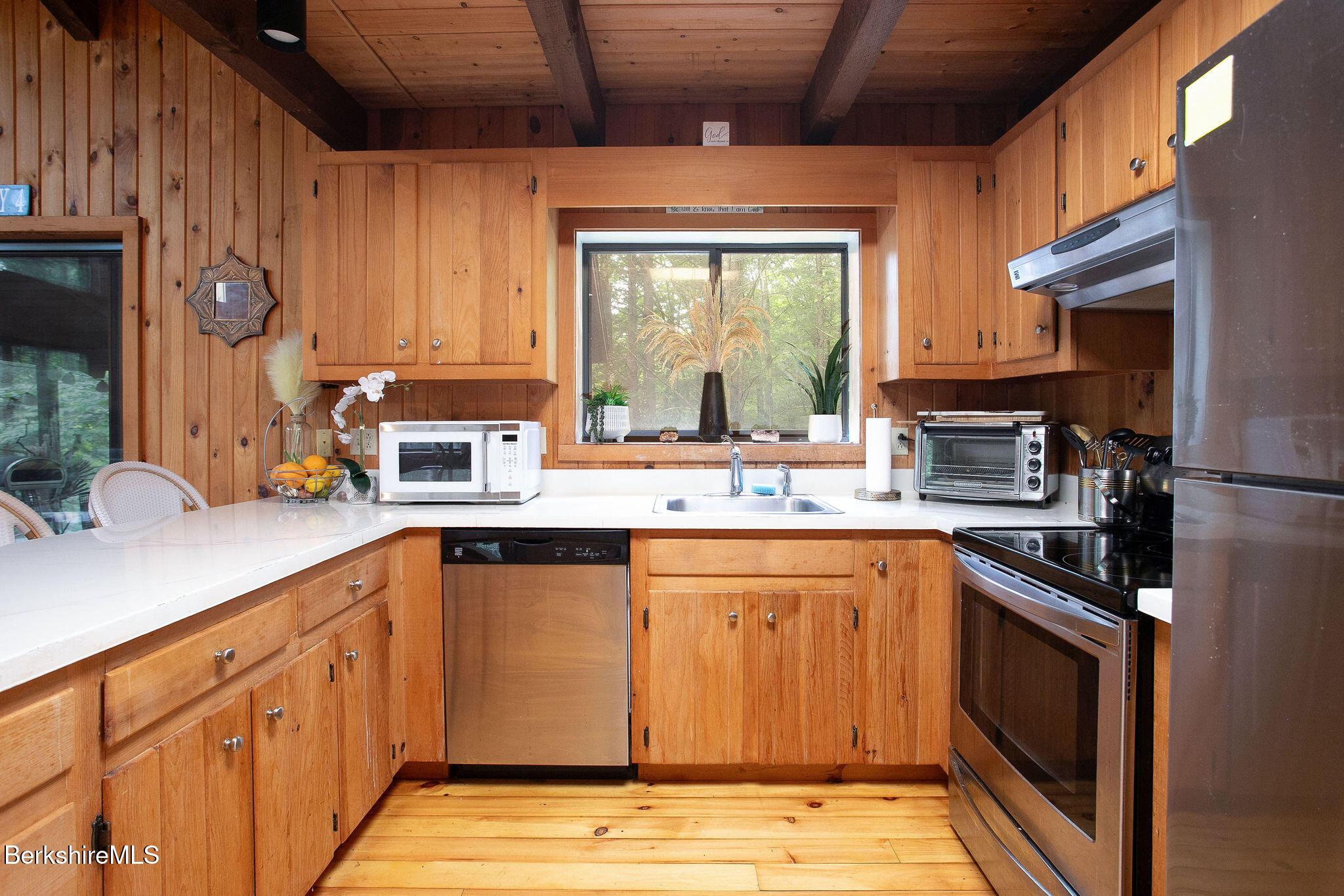 Image 4: kitchen