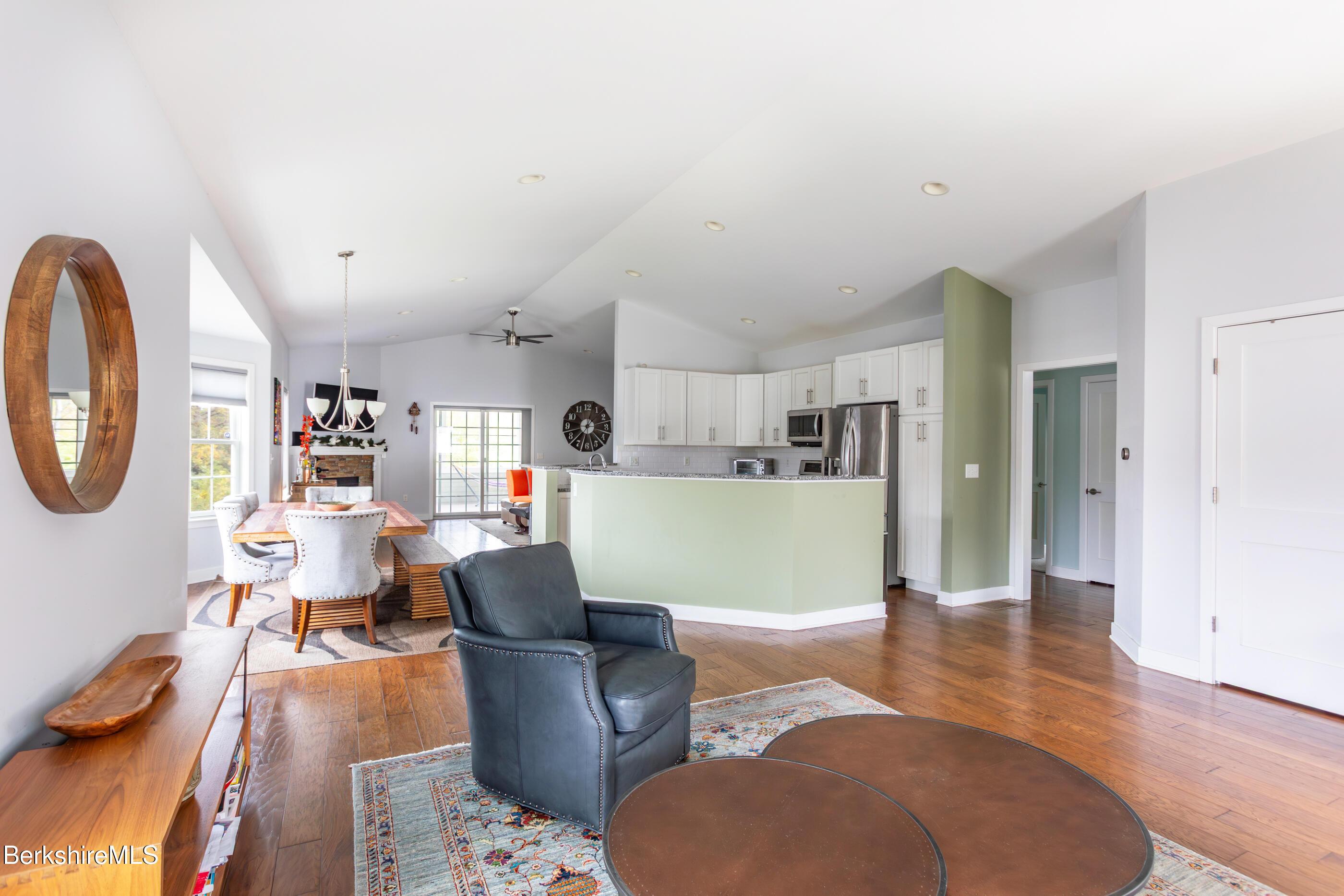 Image 4: Formal area towards kitchen