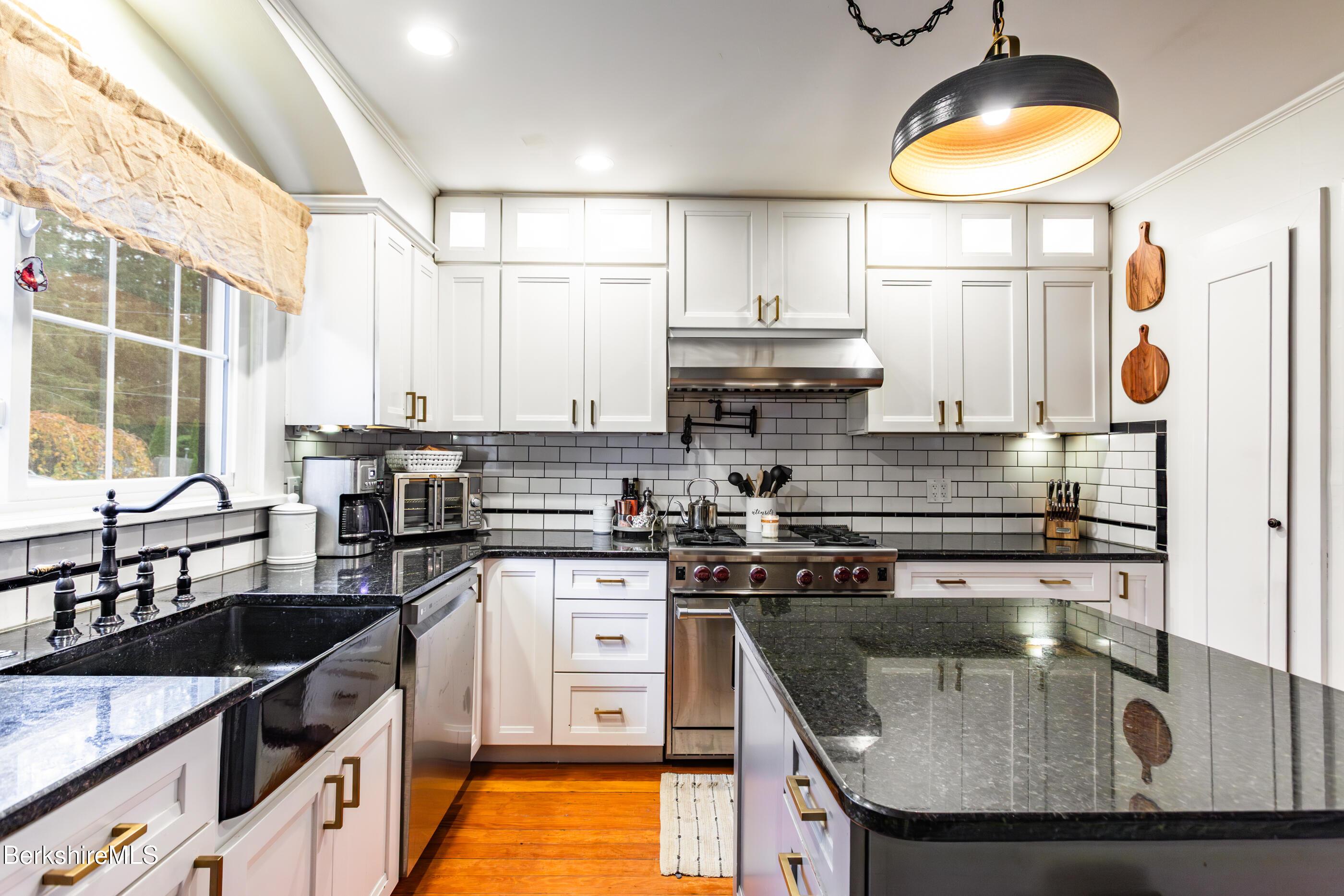 Image 4: kitchen island with built in microwave