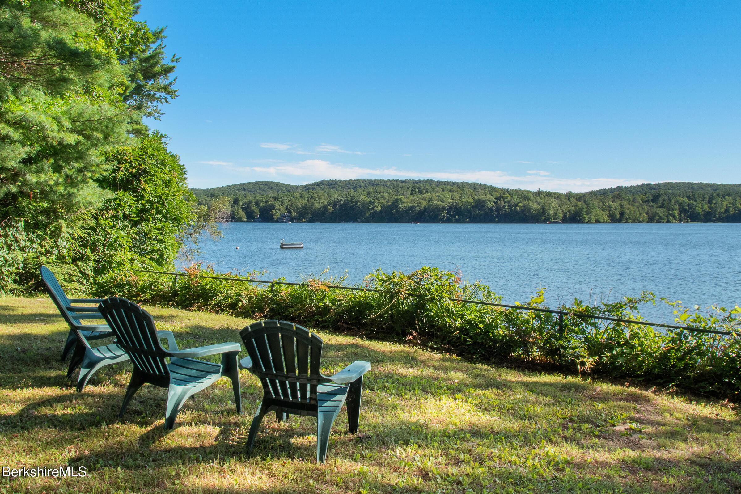 Image 3: WATERFRONT LAWN