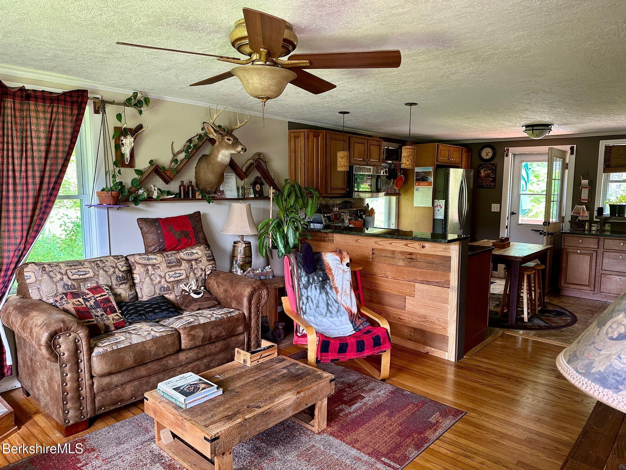 Image 3: Living Room